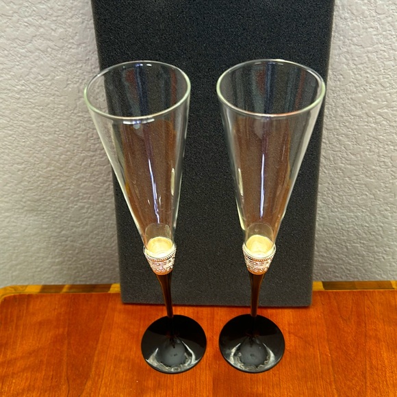 Vera Wang by Wedgwood Pair Crystal Toasting Flutes With Love Noir Black Stem - Picture 3 of 9